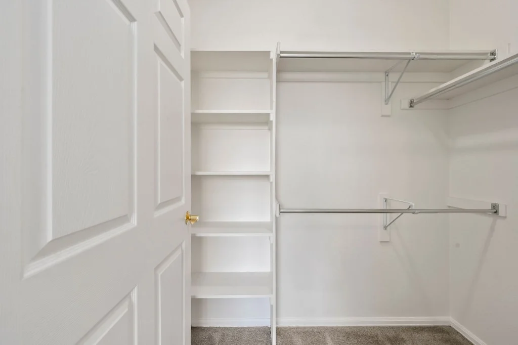 Walk-In Closets & Desk Nook